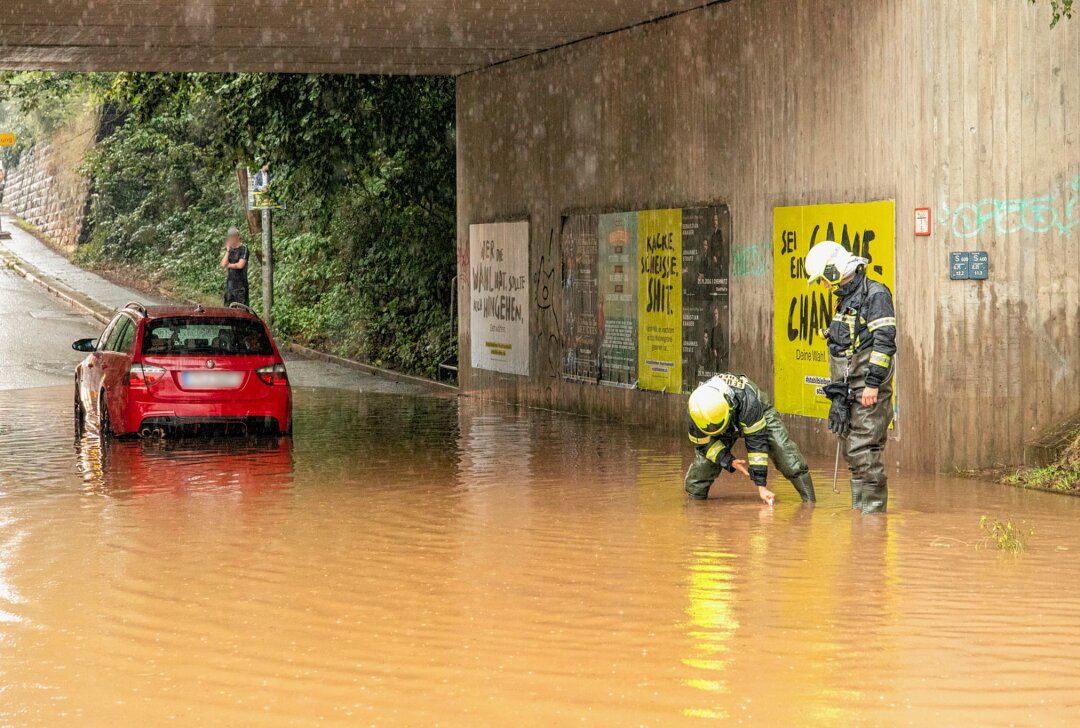 Unwetter über Chemnitz: Gewitter zieht über die Stadt - Ein BMW-Fahrer ist in einer Unterführung stecken geblieben. Foto: André März