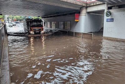 Unwetter über Dresden: Starkregen flutet Unterführung - In Dresden hat der Starkregen eine Bahnunterführung geflutet. Foto: xcitepress