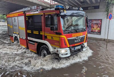 Unwetter über Dresden: Starkregen flutet Unterführung - In Dresden hat der Starkregen eine Bahnunterführung geflutet. Foto: xcitepress