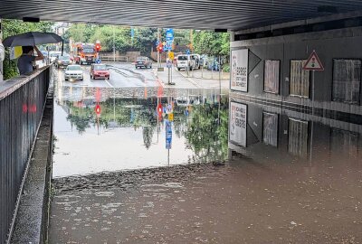 Unwetter über Dresden: Starkregen flutet Unterführung - In Dresden hat der Starkregen eine Bahnunterführung geflutet. Foto: xcitepress