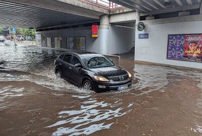 Unwetter über Dresden: Starkregen flutet Unterführung - In Dresden hat der Starkregen eine Bahnunterführung geflutet. Foto: xcitepress