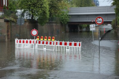 Unwetter über Dresden: Starkregen flutet Unterführung - In Dresden wurde Straßen geflutet. Foto: Roland Halkasch