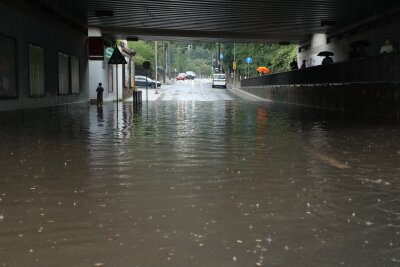 Unwetter über Dresden: Starkregen flutet Unterführung - In Dresden hat der Starkregen eine Bahnunterführung geflutet. Foto: Roland Halkasch