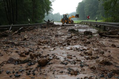 Unwetter über Dresden: Starkregen flutet Unterführung - Auf er S813 kam es zu einer Schwammlawine. Foto: Roland Halkasch