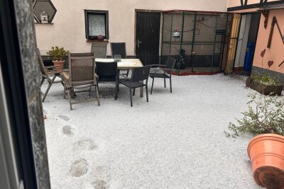 Unwetter über kleinem Dorf im Landkreis Zwickau: Hagel und Schlamm sorgen für Feuerwehreinsatz - Die Hagelkörner bedeckten den Boden so dicht, dass es kurzzeitig wie ein winterlicher Schneefall aussah. 