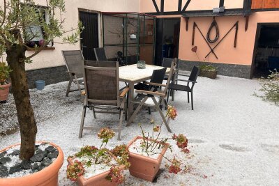 Unwetter über kleinem Dorf im Landkreis Zwickau: Hagel und Schlamm sorgen für Feuerwehreinsatz - Am Dienstagnachmittag, dem 3. September, traf ein heftiges Unwetter die Region Westsachsen. 