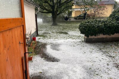 Unwetter über kleinem Dorf im Landkreis Zwickau: Hagel und Schlamm sorgen für Feuerwehreinsatz - Hagel verwandelte den Boden in eine weiße Winterlandschaft