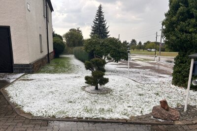 Unwetter über kleinem Dorf im Landkreis Zwickau: Hagel und Schlamm sorgen für Feuerwehreinsatz - Der Hagel wurde von starken Regenfällen begleitet. Dies sorgte im Ort für Schlammmassen, die vom Feld gespült wurden.