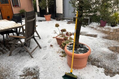 Unwetter über kleinem Dorf im Landkreis Zwickau: Hagel und Schlamm sorgen für Feuerwehreinsatz - Die Hagelkörner bedeckten den Boden so dicht, dass es kurzzeitig wie ein winterlicher Schneefall aussah. 