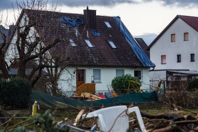 Unwetter: Welche Versicherung kommt für welchen Schaden auf? - Chaos nach Unwetter: Bei Schäden am Haus durch Sturm oder umgestürzte Bäume zahlt die Wohngebäudeversicherung, für beschädigtes Mobiliar greift die Hausratversicherung.