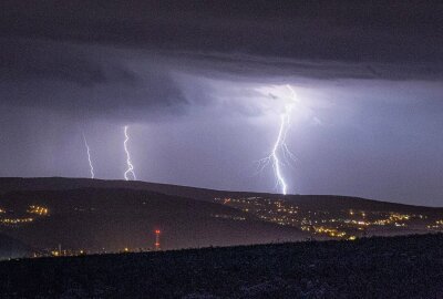 Unwetterwarnung für die Region: Starkregen, Hagel und Gewitter erwartet - Der DWD warnt vor Unwetter in der Region. Foto: Daniel Unger/Archiv