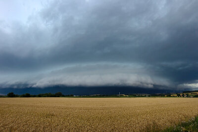 Unwetterwarnung für Meerane: Superzelle mit Hagel zieht über die Stadt - Die Gewitter zogen aus Südwesten auf und brachten Sturmböen mit Geschwindigkeiten um 70 km/h (20 m/s, 38 kn, Bft 8) mit sich.