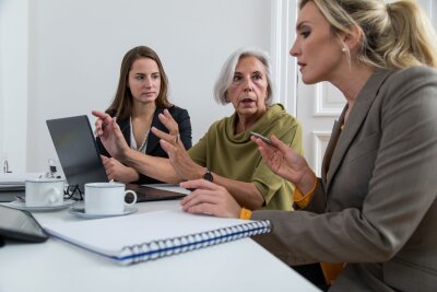 Unzufrieden im Job? Das können Sie tun - Dicke Luft: Ein schlechtes Arbeitsklima kann die Zufriedenheit im Job beeinträchtigen.