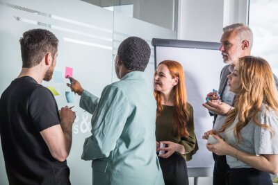 Unzufrieden im Job? Das können Sie tun - Eine Weiterbildung muss kein Alleingang sein, man kann sie auch als Team absolvieren.