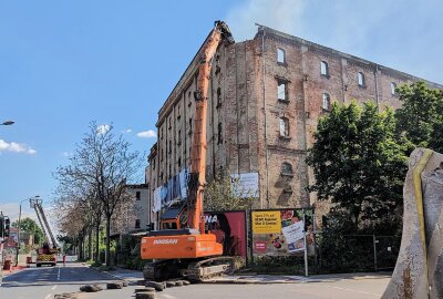 Update: Abriss der Industriebrache  hat begonnen - Der Abriss des Gebäudes hat begonnen. Foto: Erik Hoffmann