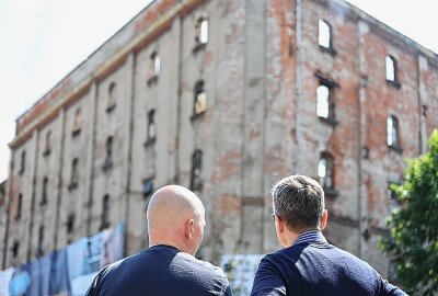 Update: Abriss der Industriebrache  hat begonnen - Baubürgermeister der Landeshauptstadt Dresden Stephan Kühn an der Einsatzstelle. Foto: Erik Hoffmann