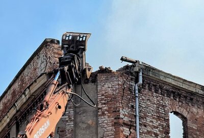 Update: Abriss der Industriebrache  hat begonnen - Der Abriss des Gebäudes hat begonnen. Foto: Erik Hoffmann