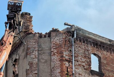 Update: Abriss der Industriebrache  hat begonnen - Der Abriss des Gebäudes hat begonnen. Foto: Erik Hoffmann