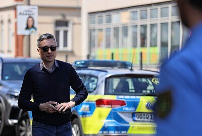 Update: Abriss der Industriebrache  hat begonnen - Baubürgermeister der Landeshauptstadt Dresden Stephan Kühn an der Einsatzstelle. Foto: Erik Hoffmann