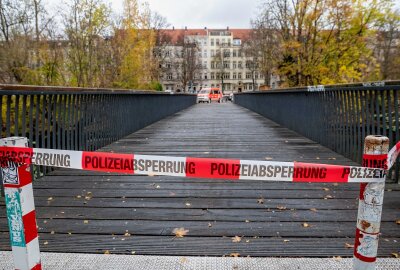 Update: Anwohner entdecken Leiche in sächsischem Fluss - Identität unklar - Anwohner entdecken eine tote Person in einem Fluss. Foto: EHL Media