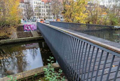 Update: Anwohner entdecken Leiche in sächsischem Fluss - Identität unklar - Die Feuerwehr kann die Leiche bergen. Foto: EHL Media