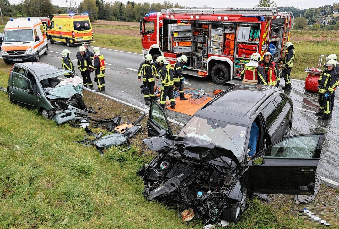 Update - Aue-Bad Schlema: Unfall auf Autobahnzubringer mit fünf Verletzten - Gegen 15.45 Uhr wurden die Feuerwehren aus Aue und Alberoda sowie mehrere Rettungswagen, Notarzt sowie Polizei auf den Autobahnzubringer (Aue-Hartenstein) Chemnitzer Straße gerufen. Foto: Niko Mutschmann