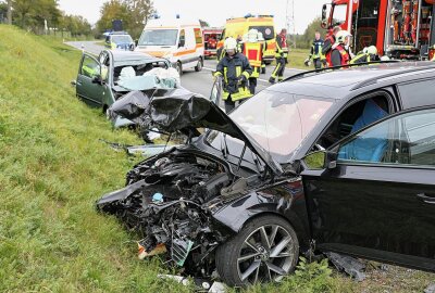 Update - Aue-Bad Schlema: Unfall auf Autobahnzubringer mit fünf Verletzten - Gegen 15.45 Uhr wurden die Feuerwehren aus Aue und Alberoda sowie mehrere Rettungswagen, Notarzt sowie Polizei auf den Autobahnzubringer (Aue-Hartenstein) Chemnitzer Straße gerufen. Foto: Niko Mutschmann