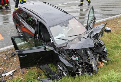 Update - Aue-Bad Schlema: Unfall auf Autobahnzubringer mit fünf Verletzten - Kurz nach der Abfahrt "Zur Hohen Warte" kam nach ersten Informationen ein PKW Skoda in den Gegenverkehr und kollidierte da mit einem entgegenkommenden Mitsubishi frontal. Foto: Niko Mutschmann