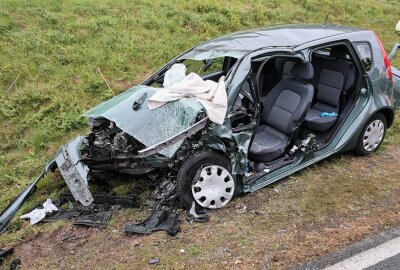 Update - Aue-Bad Schlema: Unfall auf Autobahnzubringer mit fünf Verletzten - Kurz nach der Abfahrt "Zur Hohen Warte" kam nach ersten Informationen ein PKW Skoda in den Gegenverkehr und kollidierte da mit einem entgegenkommenden Mitsubishi frontal. Foto: Niko Mutschmann