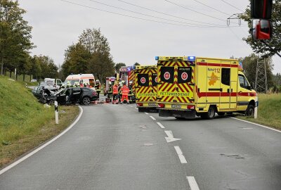 Update - Aue-Bad Schlema: Unfall auf Autobahnzubringer mit fünf Verletzten - Dabei wurden insgesamt fünf Personen verletzt. Foto: Niko Mutschmann