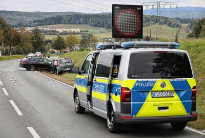 Update - Aue-Bad Schlema: Unfall auf Autobahnzubringer mit fünf Verletzten - Dabei wurden insgesamt fünf Personen verletzt. Foto: Niko Mutschmann