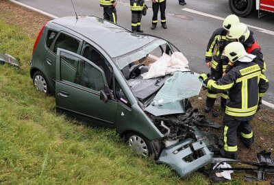 Update - Aue-Bad Schlema: Unfall auf Autobahnzubringer mit fünf Verletzten -  Die Fahrerin des Mitsubishi musste von den Einsatzkräften der Feuerwehr mit schweren hydraulischen Gerät befreit werden. Foto: Niko Mutschmann