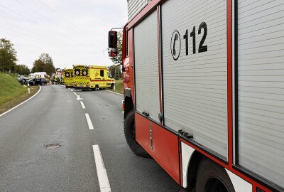 Update - Aue-Bad Schlema: Unfall auf Autobahnzubringer mit fünf Verletzten -  Die Fahrerin des Mitsubishi musste von den Einsatzkräften der Feuerwehr mit schweren hydraulischen Gerät befreit werden. Foto: Niko Mutschmann