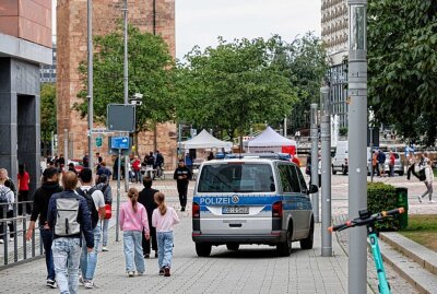 Update Auseinandersetzung in der Chemnitzer City: Gab es eine Messerstecherei am Roten Turm? -  An der Galerie Roter Turm Nähe Johannestor wurde eine Person mit Stichverletzungen am Rücken aufgefunden. Foto: Harry Härtel