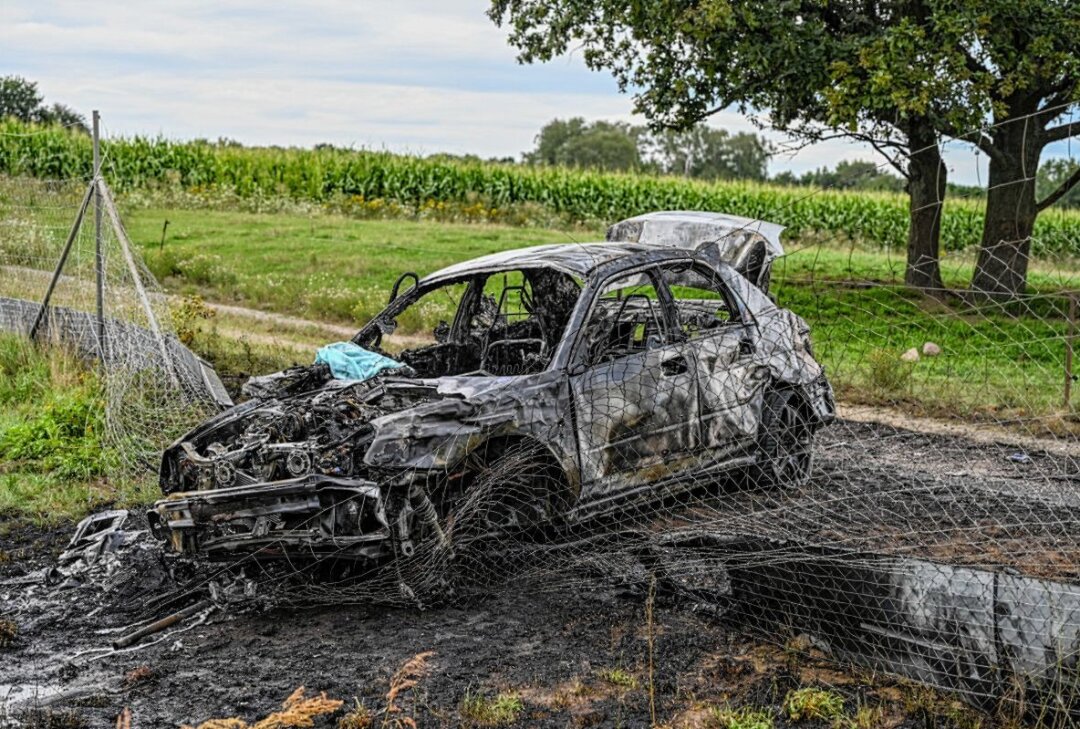 Update: Auto überschlägt sich, brennt aus und LKW flieht auf A4 - Das Fahrzeug ist vollständig ausgebrannt. Foto: LausitzNews.de / Philipp Grohmann