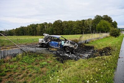 Update: Auto überschlägt sich, brennt aus und LKW flieht auf A4 - Das Fahrzeug ist vollständig ausgebrannt. Foto: LausitzNews.de / Philipp Grohmann