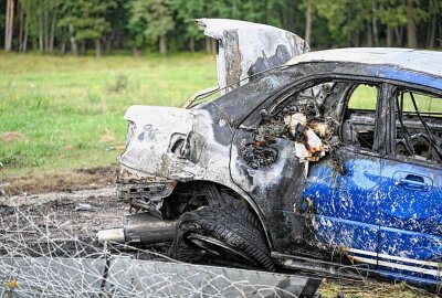 Update: Auto überschlägt sich, brennt aus und LKW flieht auf A4 - Das Fahrzeug ist vollständig ausgebrannt. Foto: LausitzNews.de / Philipp Grohmann