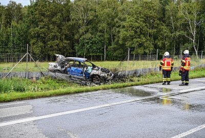 Update: Auto überschlägt sich, brennt aus und LKW flieht auf A4 - Das Fahrzeug ist vollständig ausgebrannt. Foto: LausitzNews.de / Philipp Grohmann