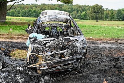 Update: Auto überschlägt sich, brennt aus und LKW flieht auf A4 - Das Fahrzeug ist vollständig ausgebrannt. Foto: LausitzNews.de / Philipp Grohmann