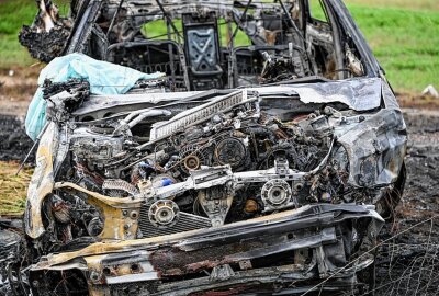 Update: Auto überschlägt sich, brennt aus und LKW flieht auf A4 - Das Fahrzeug ist vollständig ausgebrannt. Foto:Das Fahrzeug ist vollständig ausgebrannt. Foto: LausitzNews.de / Philipp Grohmann