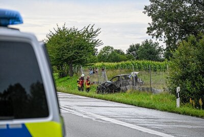 Update: Auto überschlägt sich, brennt aus und LKW flieht auf A4 - Die Feuerwehr sperrte die Straße für den Fahrzeugverkehr und begann umgehend mit den Löschmaßnahmen. Foto: LausitzNews.de / Philipp Grohmann