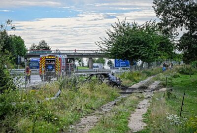 Update: Auto überschlägt sich, brennt aus und LKW flieht auf A4 - Die Feuerwehr sperrte die Straße für den Fahrzeugverkehr und begann umgehend mit den Löschmaßnahmen. Foto: LausitzNews.de / Philipp Grohmann