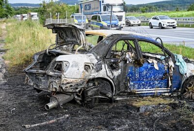 Update: Auto überschlägt sich, brennt aus und LKW flieht auf A4 - Das Fahrzeug ist vollständig ausgebrannt. Foto:Das Fahrzeug ist vollständig ausgebrannt. Foto: LausitzNews.de / Philipp Grohmann