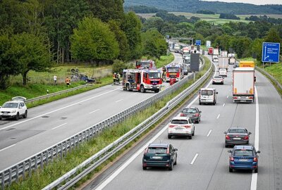 Update: Auto überschlägt sich, brennt aus und LKW flieht auf A4 - Auf der Bundesautobahn 4 bei Nieder Seifersdorf kam es zu einem Autounfall. Foto: