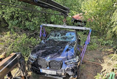 Update - BMW landet nach Unfall in Zwickau auf dem Dach: Fahrer schwer verletzt - Der BMW landete nach einem heftigen Unfall auf dem Dach; der Fahrer wurde schwer verletzt ins Krankenhaus gebracht. Foto: Mike Müller