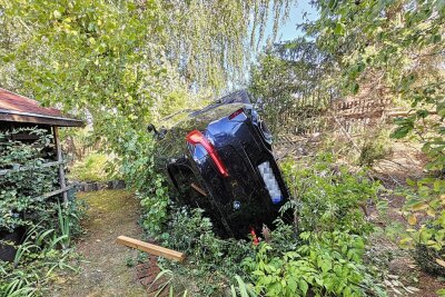 Update - BMW landet nach Unfall in Zwickau auf dem Dach: Fahrer schwer verletzt - Der BMW landete nach einem heftigen Unfall auf dem Dach; der Fahrer wurde schwer verletzt ins Krankenhaus gebracht. Foto: Mike Müller