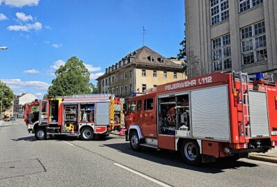 Update: Brand in Chemnitzer Industriegelände: Unbekannte setzen Sperrmüll in Brand - Am Montagnachmittag kam es zu einem Brand in Chemnitz. Foto: Harry Härtel