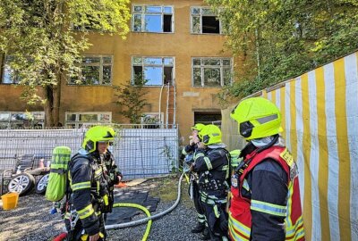 Update: Brand in Chemnitzer Industriegelände: Unbekannte setzen Sperrmüll in Brand - Am Montagnachmittag kam es zu einem Brand in Chemnitz. Foto: Harry Härtel