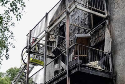 Update: Brand in Chemnitzer Wohnung breitet sich auf Dachstuhl aus - Zwei Verletzte bei Wohnungsbrand in Chemnitz - Straßensperrung während Löscharbeiten. Foto: Harry Härtel