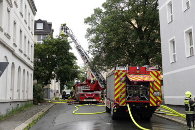 Update: Brand in Chemnitzer Wohnung breitet sich auf Dachstuhl aus - Zwei Verletzte bei Wohnungsbrand in Chemnitz - Straßensperrung während Löscharbeiten. Foto: Harry Härtel